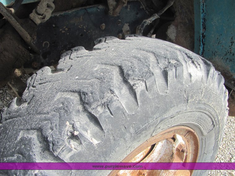 image for item 3096 1974 International F2050 tandem axle water truck