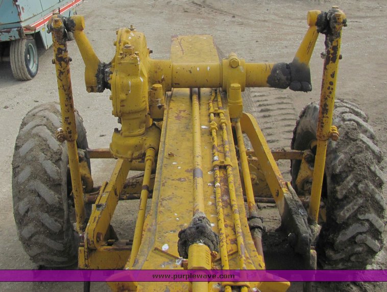 image for item 3100 1963 Caterpillar 12 motor grader