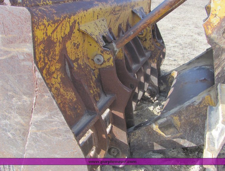 image for item 3103 1977 Caterpillar 977 track loader