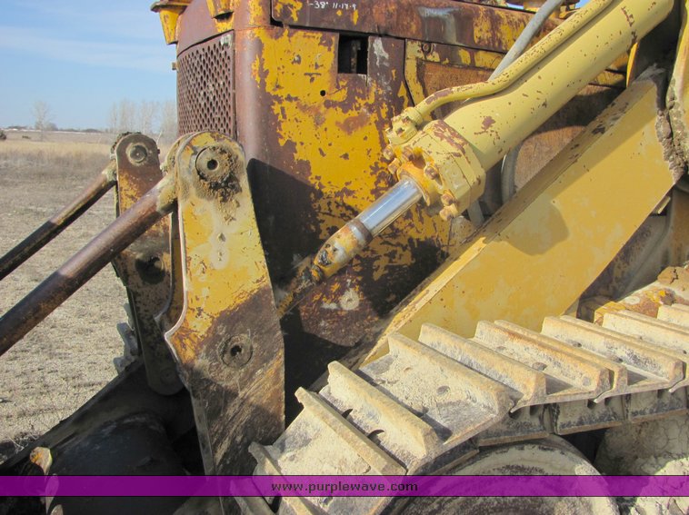 image for item 3103 1977 Caterpillar 977 track loader