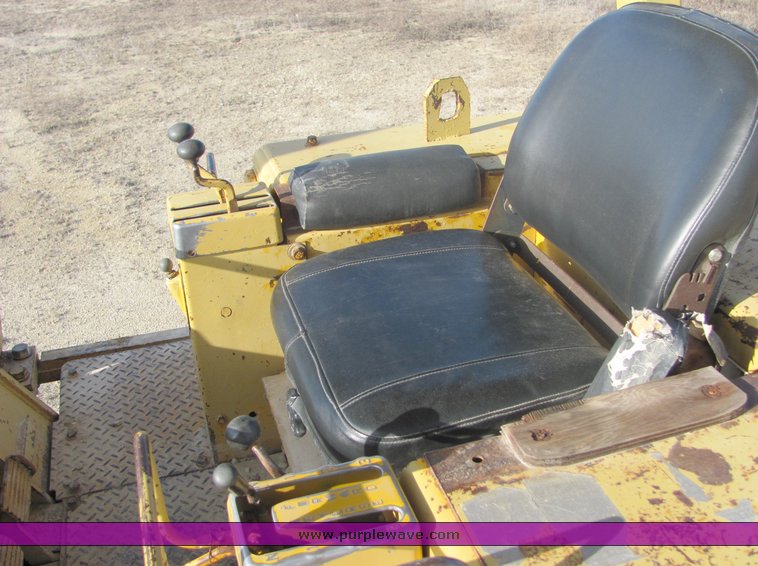 image for item 3103 1977 Caterpillar 977 track loader