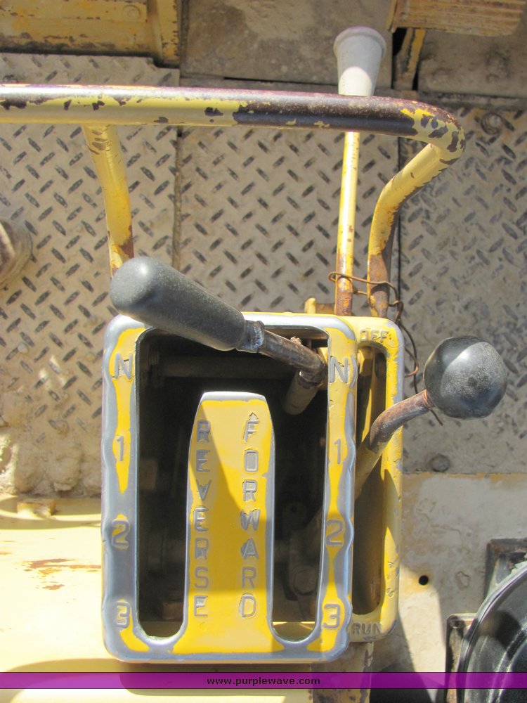 image for item 3103 1977 Caterpillar 977 track loader