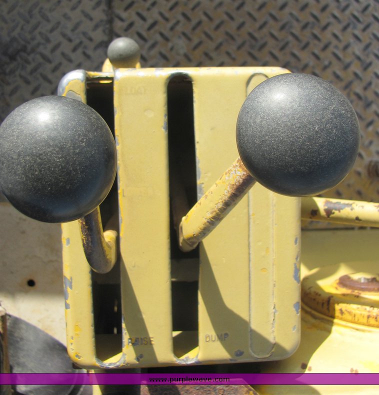 image for item 3103 1977 Caterpillar 977 track loader