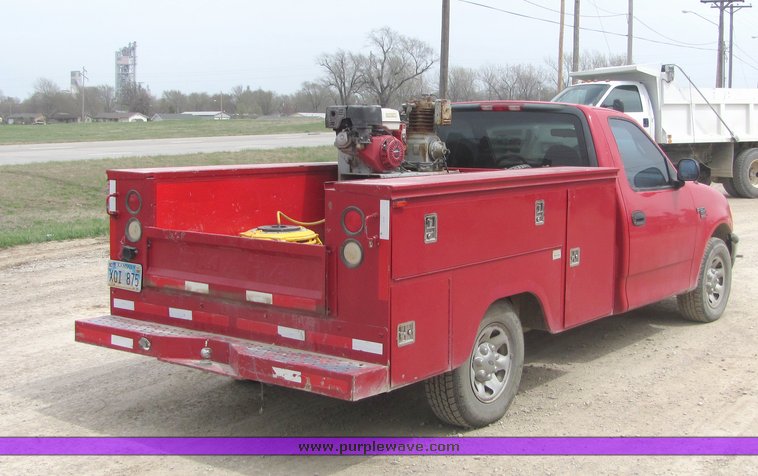 image for item 3137 2001 Ford F150 XL pickup