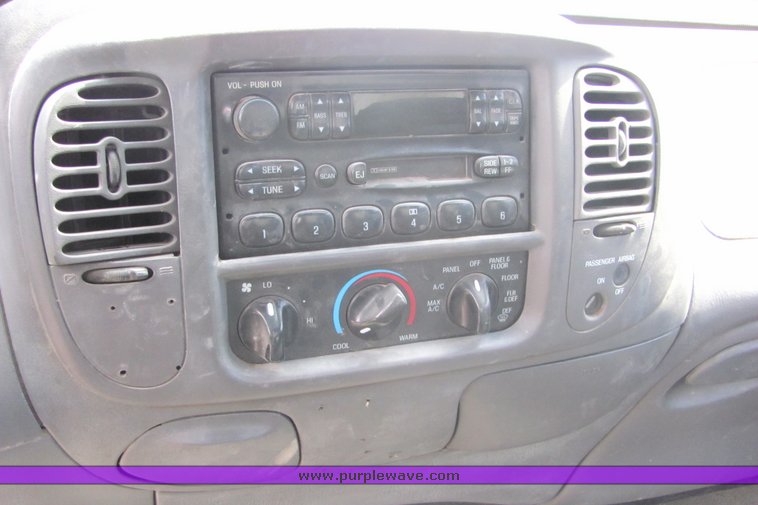 image for item 3137 2001 Ford F150 XL pickup