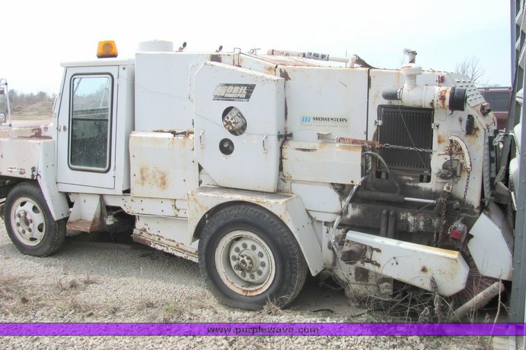 image for item 3139 Mobil Sweeper street sweeper
