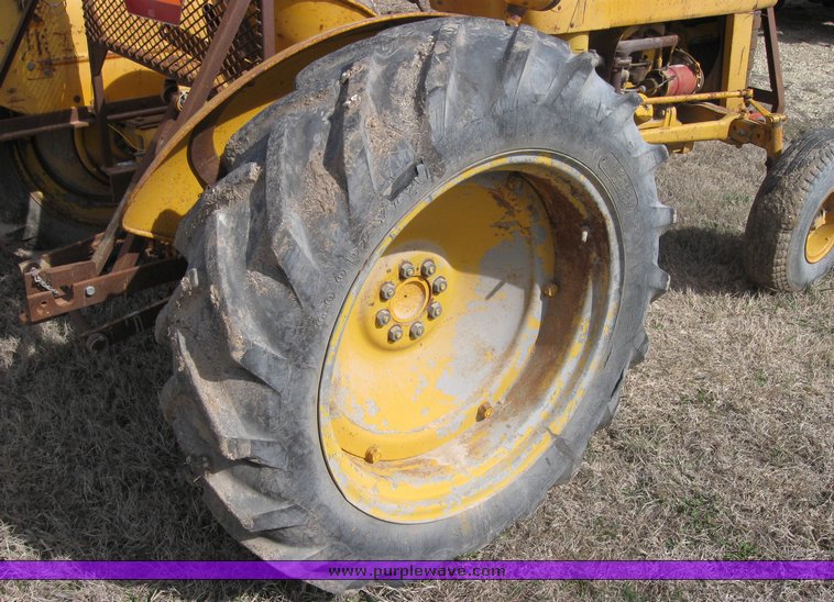 image for item 3409 Massey-Ferguson 2135 turf special tractor