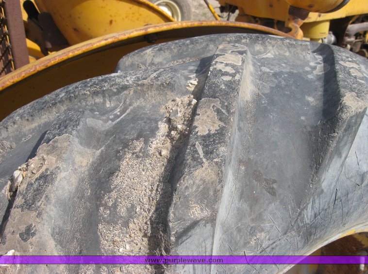 image for item 3409 Massey-Ferguson 2135 turf special tractor