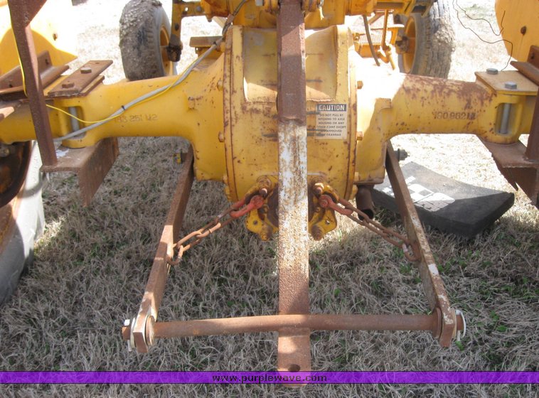 image for item 3409 Massey-Ferguson 2135 turf special tractor