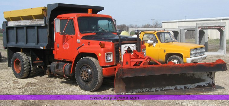 image for item 3413 1982 International S Series 1754 dump truck