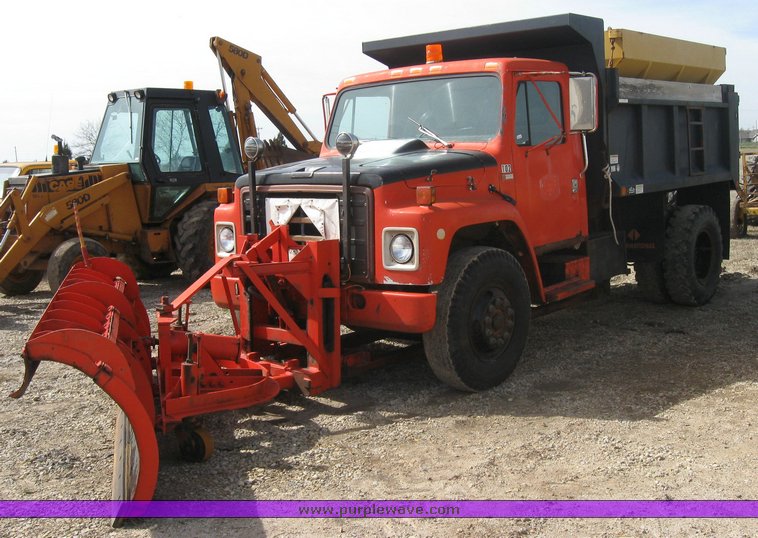 image for item 3413 1982 International S Series 1754 dump truck