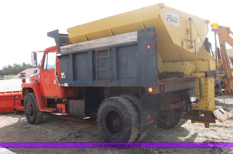 image for item 3413 1982 International S Series 1754 dump truck