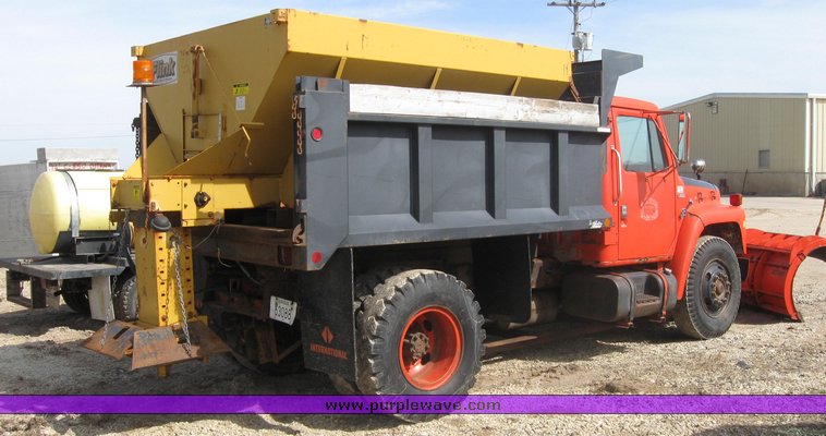 image for item 3413 1982 International S Series 1754 dump truck