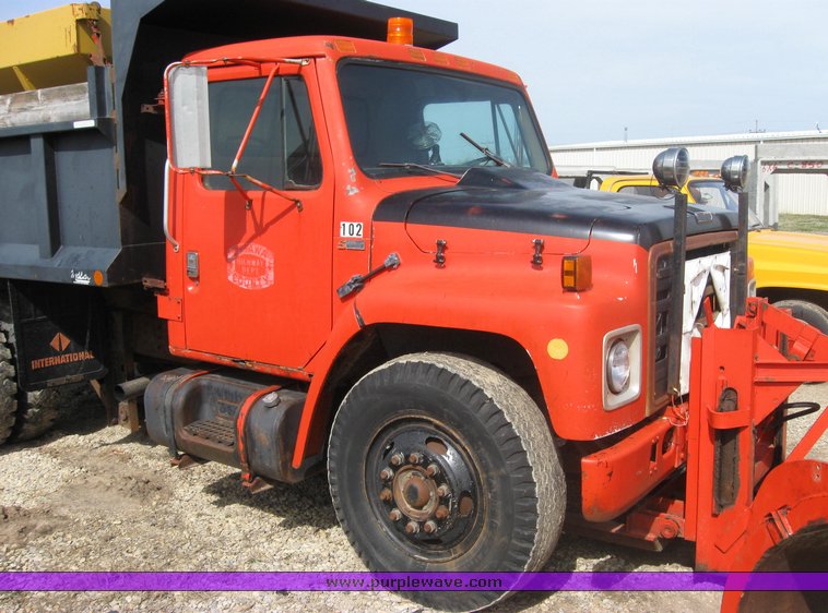 image for item 3413 1982 International S Series 1754 dump truck