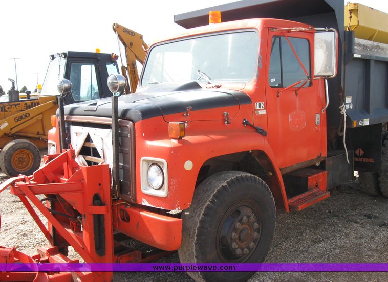 image for item 3413 1982 International S Series 1754 dump truck