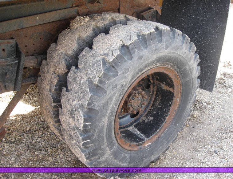 image for item 3413 1982 International S Series 1754 dump truck