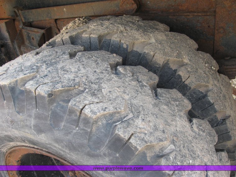 image for item 3413 1982 International S Series 1754 dump truck