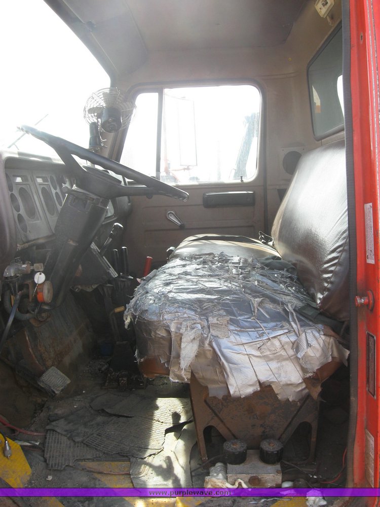 image for item 3413 1982 International S Series 1754 dump truck