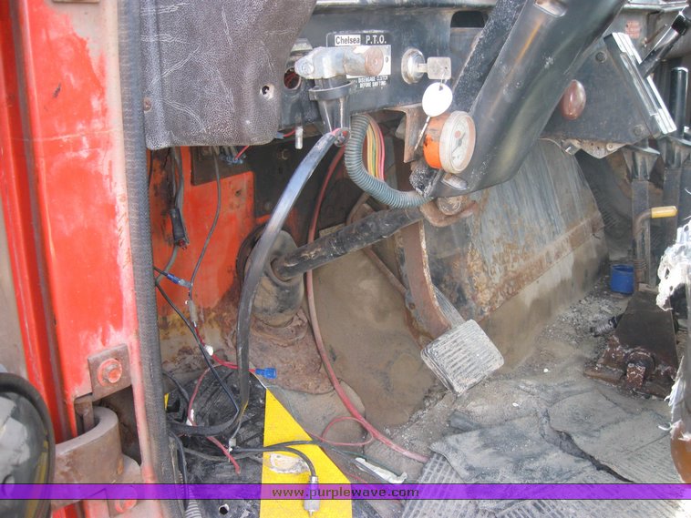 image for item 3413 1982 International S Series 1754 dump truck