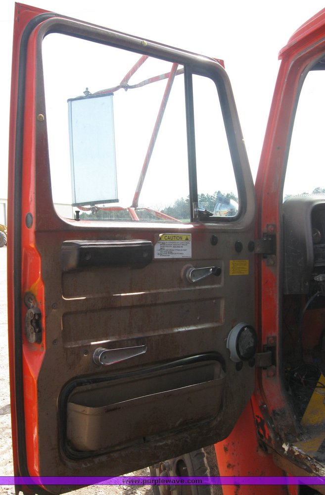 image for item 3413 1982 International S Series 1754 dump truck