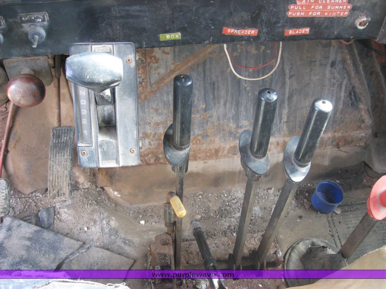 image for item 3413 1982 International S Series 1754 dump truck