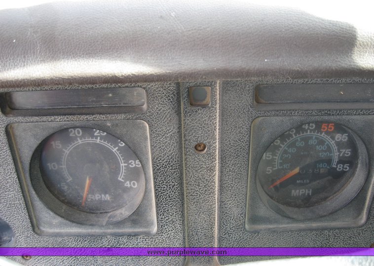 image for item 3413 1982 International S Series 1754 dump truck