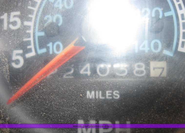 image for item 3413 1982 International S Series 1754 dump truck