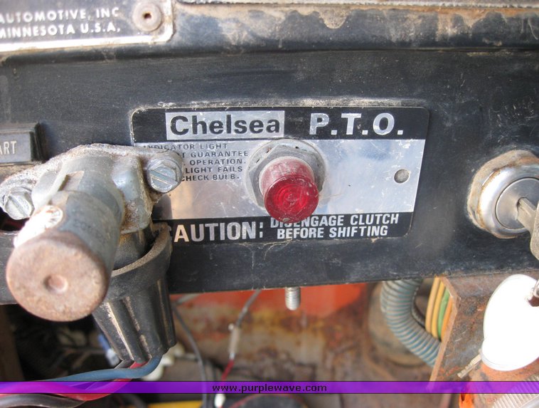 image for item 3413 1982 International S Series 1754 dump truck