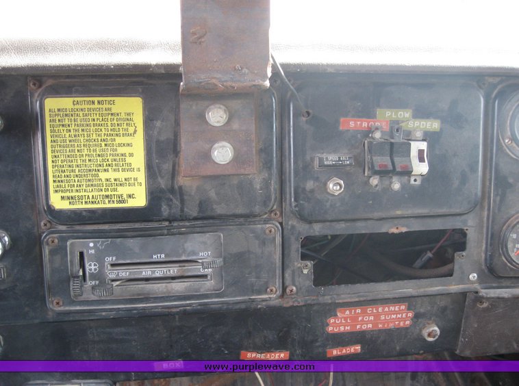 image for item 3413 1982 International S Series 1754 dump truck