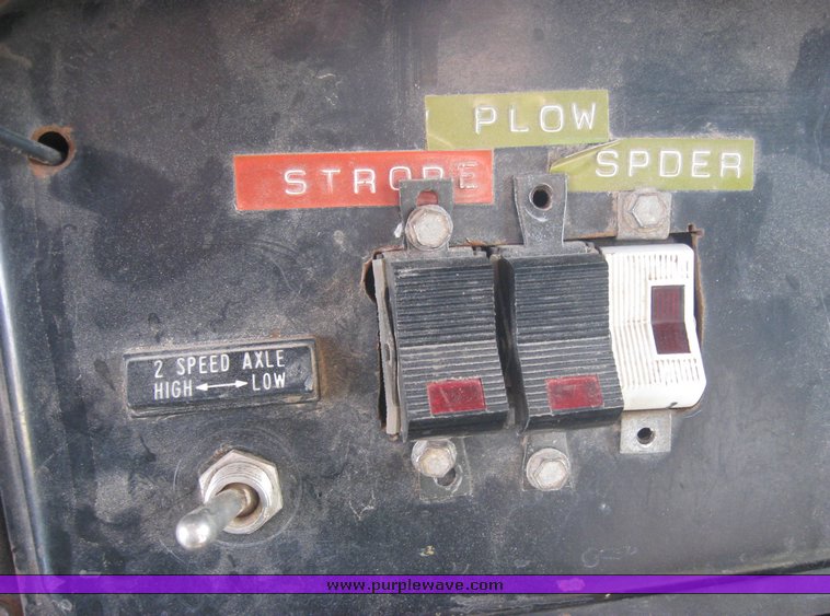 image for item 3413 1982 International S Series 1754 dump truck