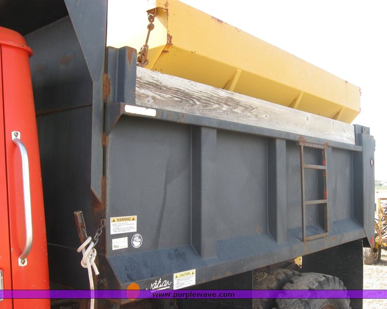 image for item 3413 1982 International S Series 1754 dump truck