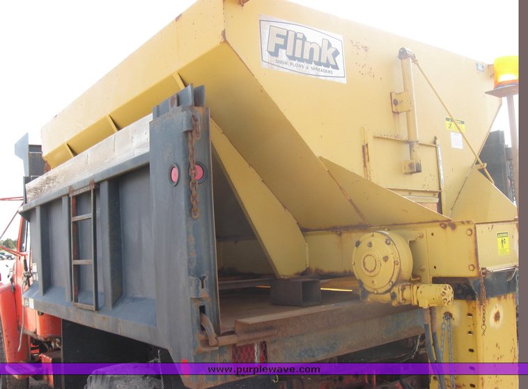 image for item 3413 1982 International S Series 1754 dump truck