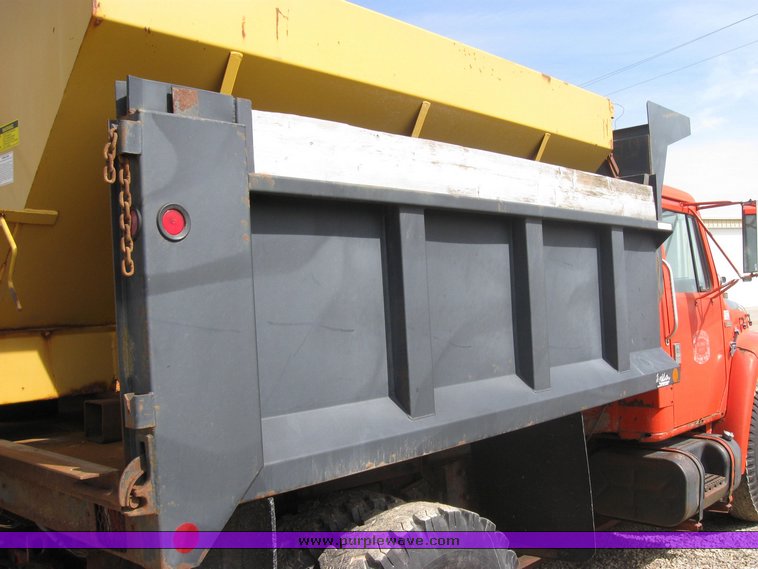 image for item 3413 1982 International S Series 1754 dump truck