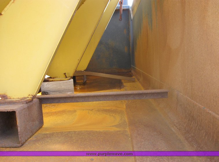 image for item 3413 1982 International S Series 1754 dump truck