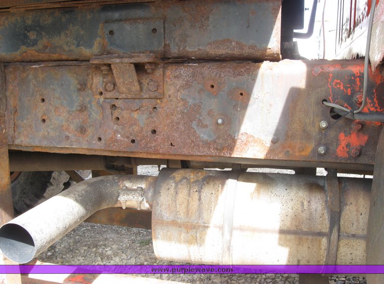 image for item 3413 1982 International S Series 1754 dump truck