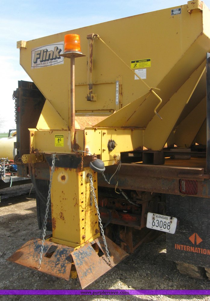 image for item 3413 1982 International S Series 1754 dump truck