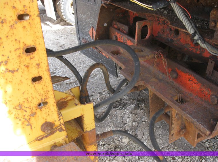 image for item 3413 1982 International S Series 1754 dump truck