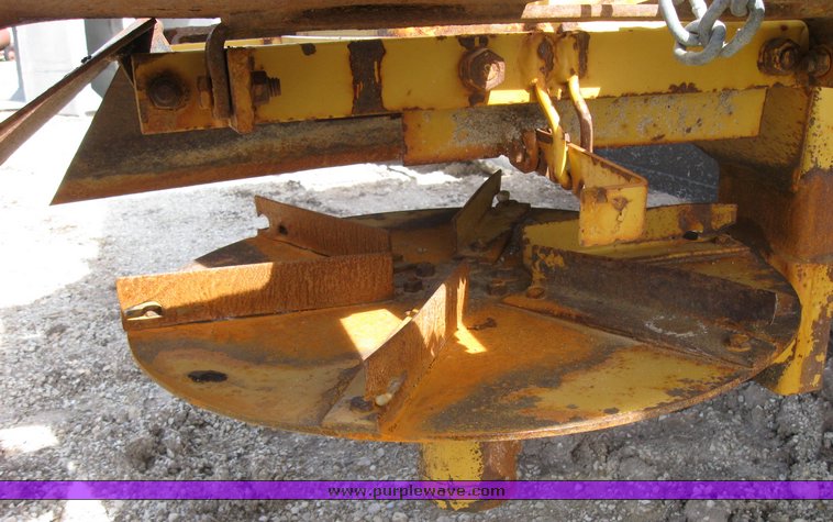 image for item 3413 1982 International S Series 1754 dump truck