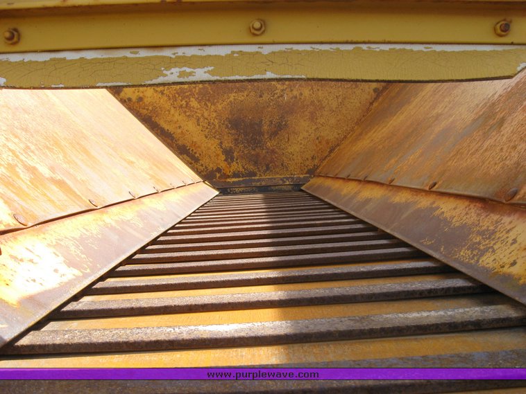 image for item 3413 1982 International S Series 1754 dump truck