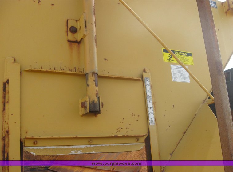 image for item 3413 1982 International S Series 1754 dump truck