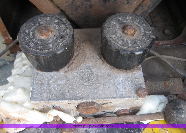 image for item 3413 1982 International S Series 1754 dump truck