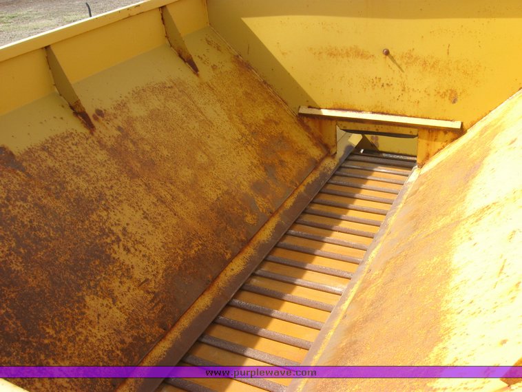 image for item 3413 1982 International S Series 1754 dump truck