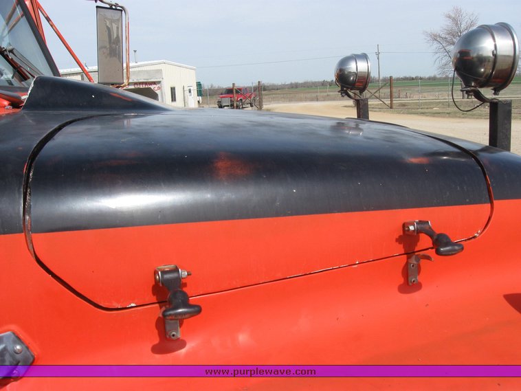 image for item 3413 1982 International S Series 1754 dump truck