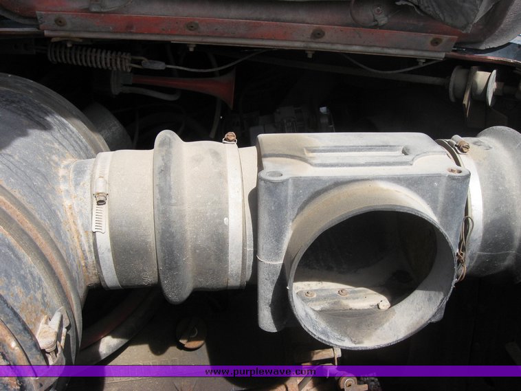 image for item 3413 1982 International S Series 1754 dump truck