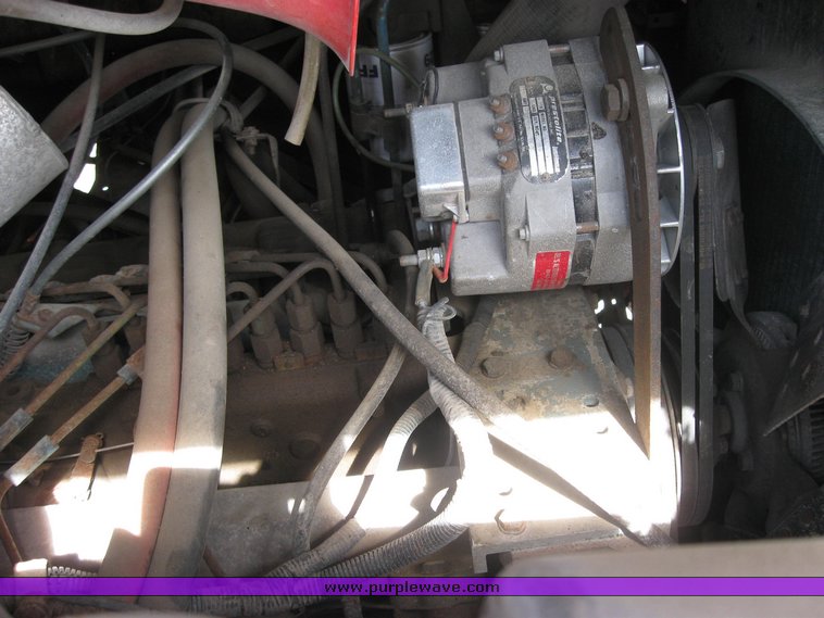 image for item 3413 1982 International S Series 1754 dump truck