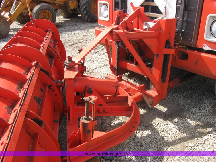 image for item 3413 1982 International S Series 1754 dump truck