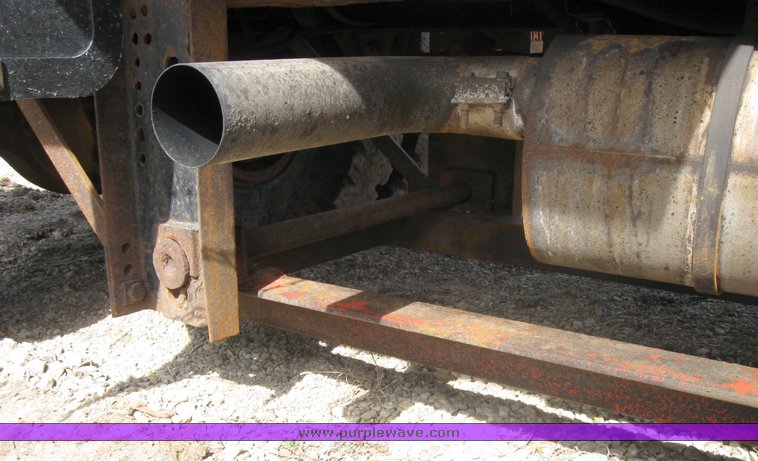 image for item 3413 1982 International S Series 1754 dump truck