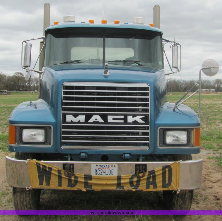 image for item 3513 2003 Mack CH613