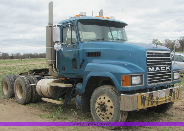 image for item 3513 2003 Mack CH613