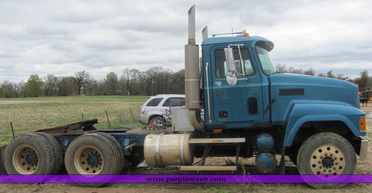 image for item 3513 2003 Mack CH613